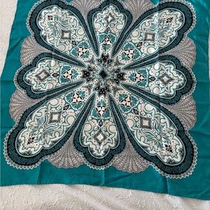 NWT GUCCI SILK SCARF TURQUOISE WHITE PAISLEY 34” square, great gift